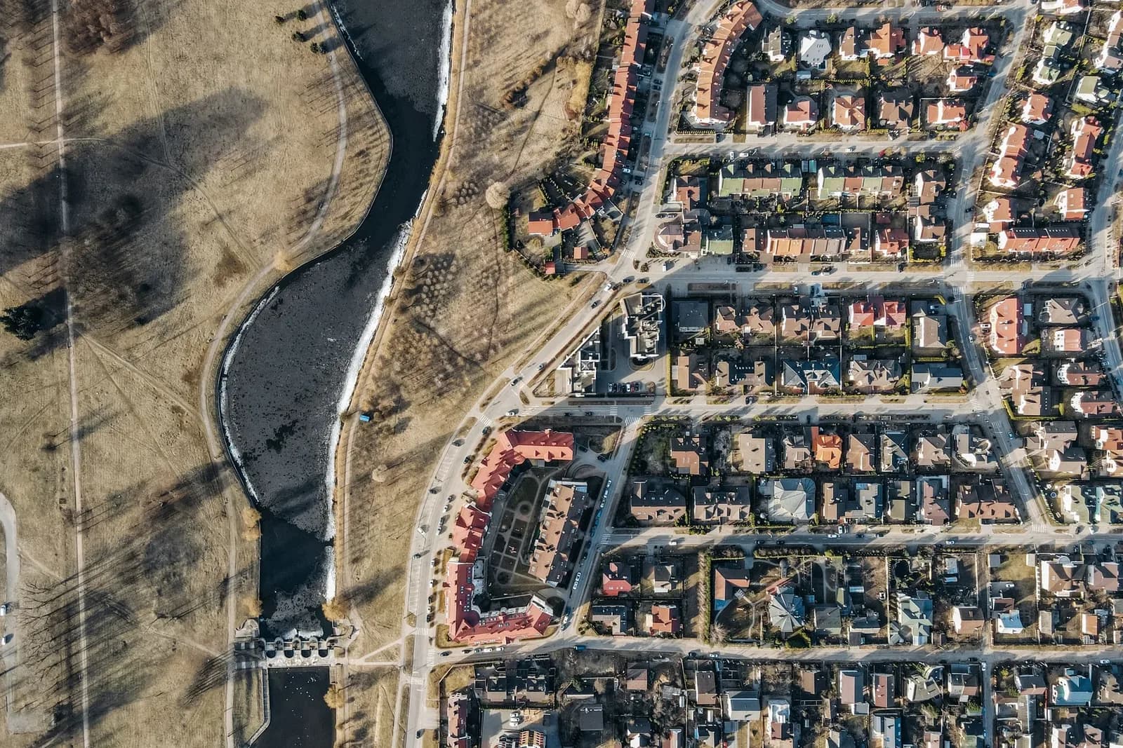 Vista aérea de una lotización con calles trazadas y lotes delimitados