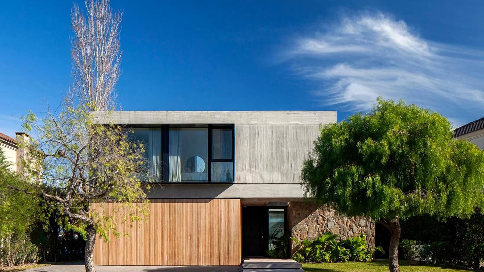 Vivienda de dos niveles terminada, con fachada y jardín